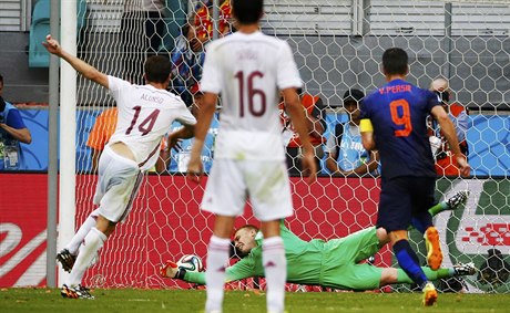 Xabi Alonso promuje penaltu proti Nizozemsku.