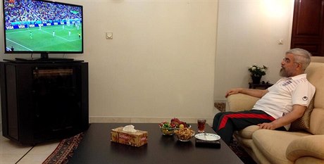 AS NA FOTBAL. Íránský prezident Hasan Rúhání sleduje zápas Íránu proti Nigérii...