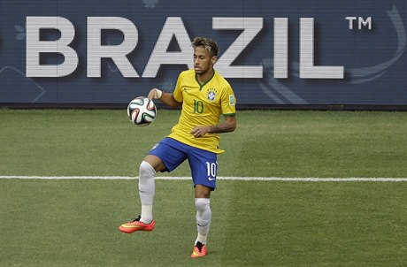 Hv�zda Brazílie Neymar kontroluje mí�.