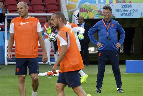 Nizozemský trenér Louis van Gaal (vpravo) dozoruje pi tréninku na Arjena...