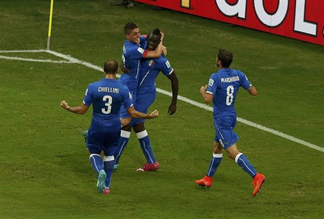 Mario Balotelli (druhý zprava) se s italskými spoluhái raduje z druhého gólu v...