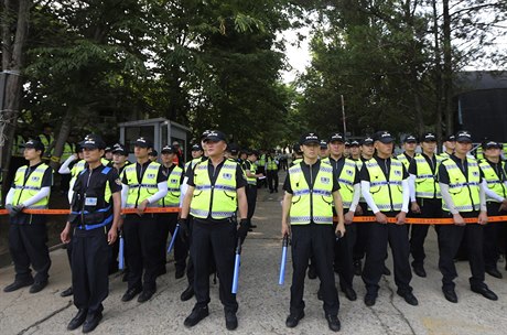 Zátah jihokorejské policie v sídle Evangelické baptistické církve v Anseongu.