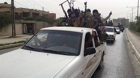 Bojovníci ISIL v ulicích dobytého Mosulu.