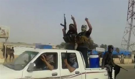 Jednotky ISIL před největší iráckou ropnou rafinerií ve městě Bajdží.