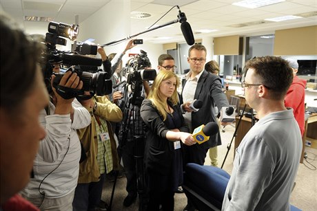 Noviná Marcin Dzierzanowski (vpravo) z týdeníku Wprost na tiskové konferenci o...