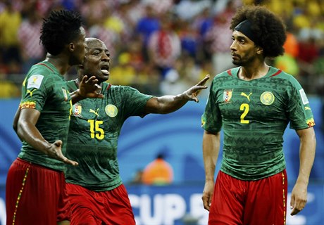 Kamerunec Achille Weboc (uprosted) se snaí odtrhnout své spoluhráe Benjamina...