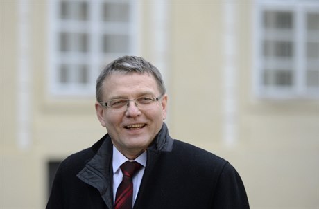 Kandidát na ministra zahranií Lubomír Zaorálek pichází  na Praský hrad na...