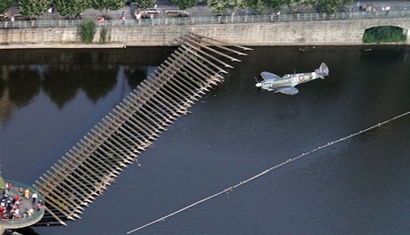 Spitfire XVI nad Vltavou.