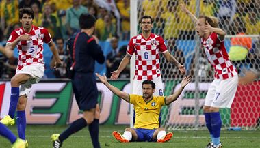 Rozhod psk penaltu, Brazilec Fred se usmv a Chorvat nemohou uvit.