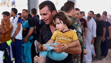 Uprchlci z irck metropole Mosul.