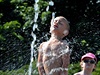 Dti se osvují ve fontán na námstí Jiího z Podbrad v Praze