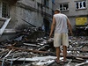 Mu stojí na troskách znieného domu po noních explozích ve Slavjansku 9....