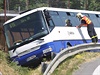 Hasii ohledávají místo nehody autobusu.