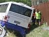 Havarovaný autobus zkoumají policisté i hasii.