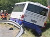 Hasii uklízejí následky nehody autobusu.