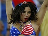 Americká fanynka taní v hlediti pi zápase proti Ghan - MS 2014 v Brazílii