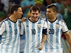 Argentinci se radují z gólu. Zleva: Maxi Rodriguez, Lionel Messi a Sergio...