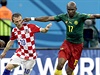 Stephane Mbia (vpravo) vede mí a míí do útoku.