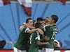 Oribe Peralta slaví se spoluhrái gól Mexika.