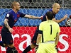 Arjen Robben pijímá gratulace od spoluhrá za svj druhý gól, vlevo...