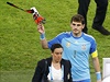 Zklamný Iker Casillas hází fanoukm své brankáské rukavice.