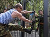 Separatisté odstraují ukrajinský státní znak ze vchodu do sídla oblastní vlády...