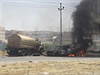 Hoící vozidlo po stetech iráckých jednotek s dihádisty.