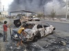 Irácké dti u explodovaného auta.