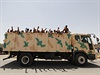 Dobrovolníci opoutjí náborové stedisko irácké armády. Míí do boje proti...