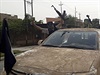 Dihádisté ze sít ISIL oslavují dobytí Mosulu. Z auta, které ukoistili...