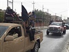 Bojovníci ISIL oslavují své vitzství v Mosulu v autech ukoistných uprchlým...