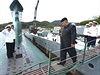 Kim ong-un nastupuje na palubu ponorky.