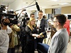 Noviná Marcin Dzierzanowski (vpravo) z týdeníku Wprost na tiskové konferenci o...