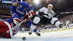 Marián Gáborík z Los Angeles Kings v souboji o puk s Danem Girardinem z New...