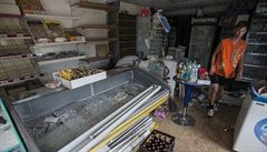 Majitel slavjanského obchodu zni�eného po útoku ukrajinských vládních jednotek...