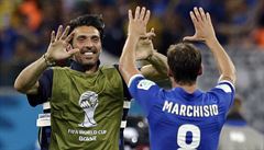 Italský branká� Gianluigi Buffon oslavuje vít�zství s Claudiem Marchisiem.