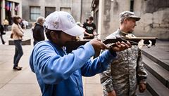 Na mnohých místech se tvoily fronty malých i velkých zájemc, kteí chtli být...