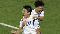 Jihokorejský hráč Lee Keun-ho (vepředu) se raduje z úvodního gólu, který... | na serveru Lidovky.cz | aktuální zprávy