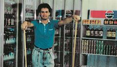 Prezident s kottem. Andrej Kiska pracoval v obchod sám. Obsluhoval zákazníky...