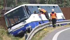 Havarovaný autobus linky 615, který boural v levotočivé zatáčce na příjezdu do...