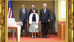 Prezident Miloš Zeman se svou manželkou na předávání maturitního vysvědčení...