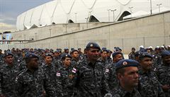Policisté p�ed stadionem.