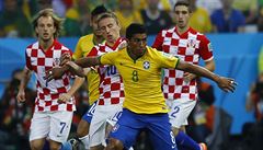 Neprojdete! Brazilec Paulinho prchá před trojicí protihráčů. | na serveru Lidovky.cz | aktuální zprávy