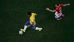 Paulinho (vlevo), jeho� stíhá Luka Modri�.