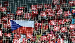 Fanou�ci na tribunách brn�nské haly.