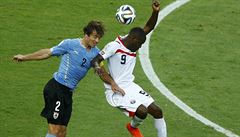 Hlavi�kový souboj. Diego Lugano z Uruguaye (vlevo) a Joel Campbell.