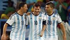 Argentinci se radují z gólu. Zleva: Maxi Rodriguez, Lionel Messi a Sergio...