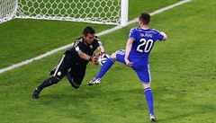 Argentinský gólman Sergio Romero a Izet Hajrovi.