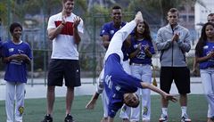 Brazilský chlapec předvádí capoeiru anglickým hvězdám | na serveru Lidovky.cz | aktuální zprávy