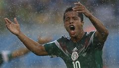 Mexi�an Giovani Dos Santos protestuje proti neuznané brance.